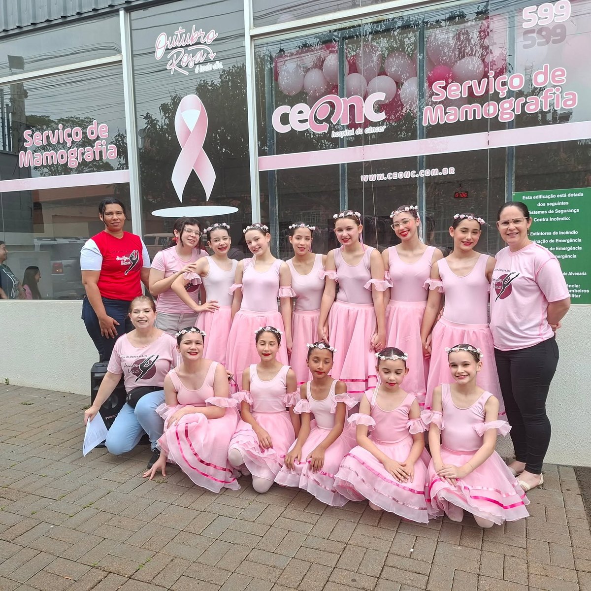Grupo artístico do Rosas de Aço em frente ao CEONC